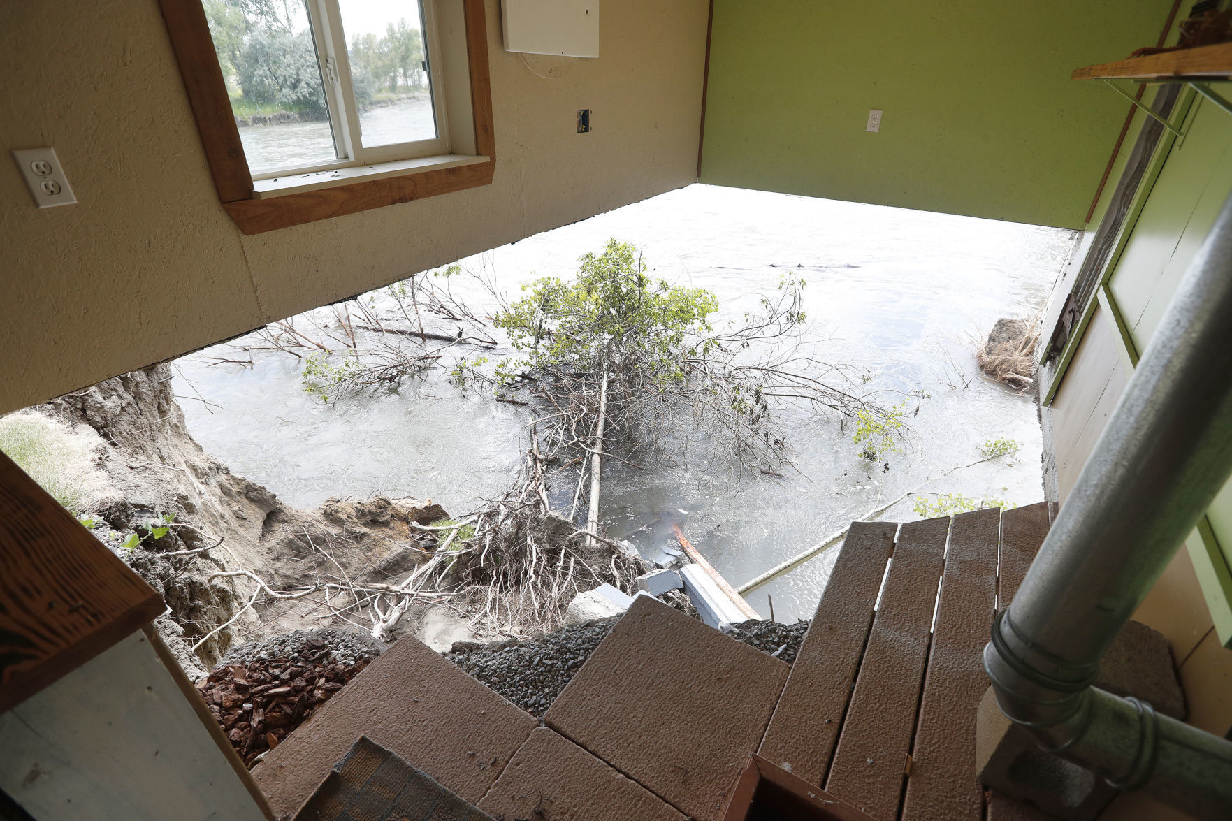 Yellowstone River eroding ground under family home